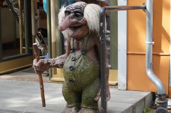 Gros Plan Une Sculpture Troll Tenant Bâton Bois Devant Magasin — Photo