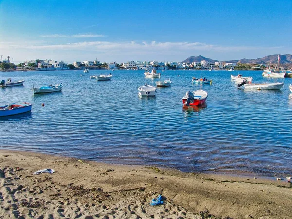 ギリシャ ミロス島のポロニア村の漁船と透明なターコイズブルーの海を持つ小さな港 — ストック写真
