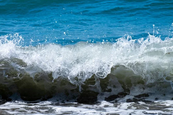 Ondas Oceânicas Despenharem Praia Natureza Respingo Dia Verão Onda Mar — Fotografia de Stock