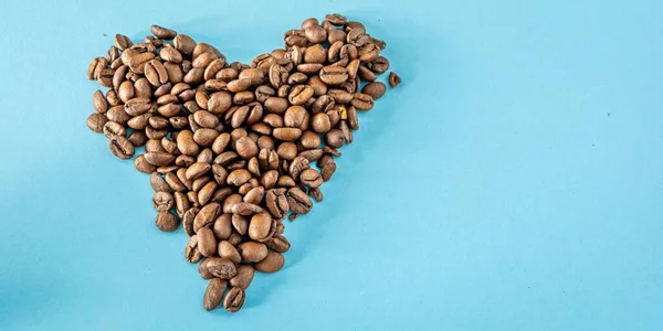 Сердце Сделанное Кофейных Зерен Голубом Фоне — стоковое фото
