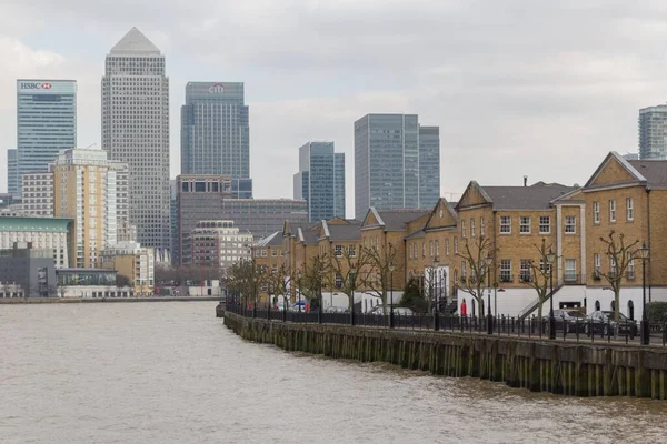 Londra Ngiltere Thames Nehrinin Kıyısındaki Evler Gökdelenlerin Manzarası — Stok fotoğraf