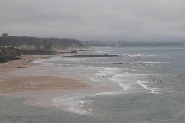 Una Hermosa Vista Una Playa Gente Agua Día Nublado Biarritz — Foto de Stock