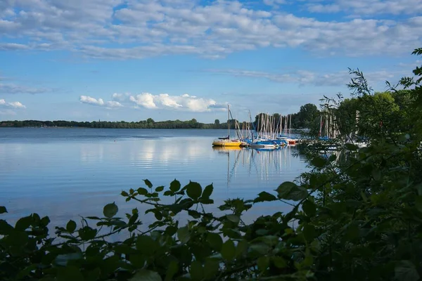 Båtarna Vatten Med Reflektion Omgiven Täta Gröna Träd Mot Molnig — Stockfoto