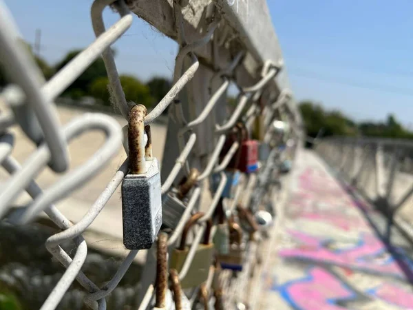 Uma Fechadura Pendurada Numa Ponte Aço — Fotografia de Stock