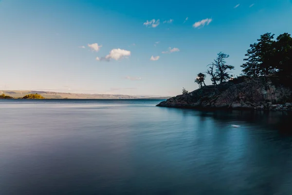 Una Bella Vista Lago Catturato Vicino Alberi Rocce Durante Giorno — Foto Stock