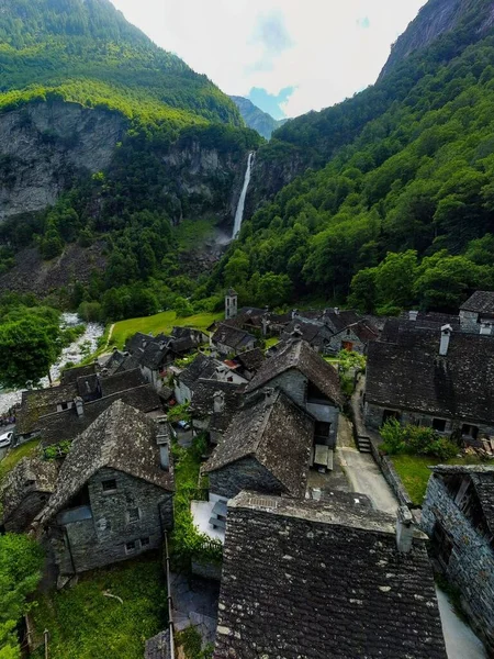 Een Betoverend Uitzicht Woeste Watervallen Omringd Door Bomen Van Oude — Stockfoto