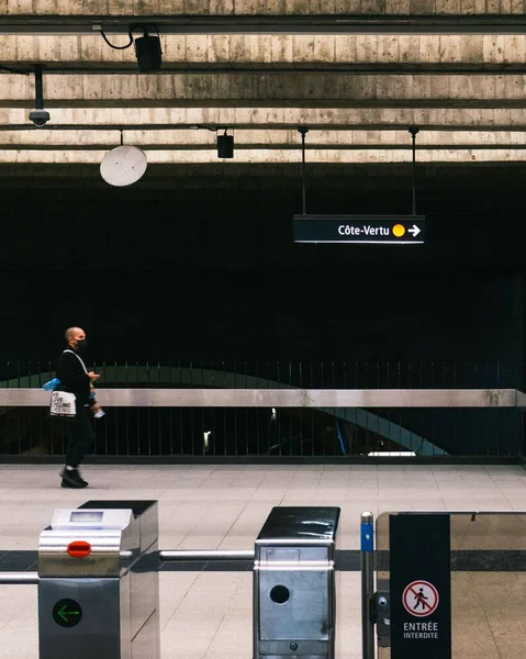 Vertikální Záběr Turistů Kteří Cestují Přes Montreal Metro — Stock fotografie