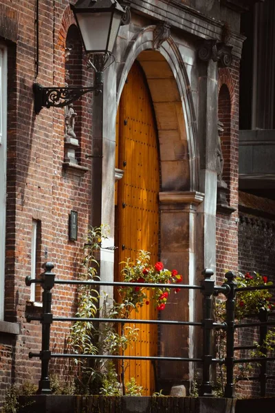 Eine Vertikale Ansicht Einer Holztür Eines Backsteingebäudes Die Mit Schönen — Stockfoto
