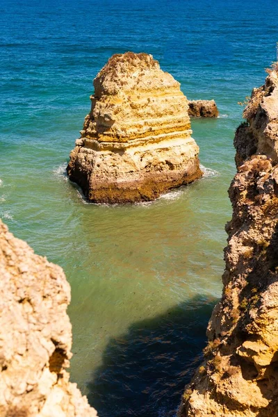 Прекрасный Вид Огромные Скалы Берегу Моря Солнечный День — стоковое фото