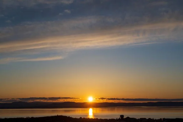 Живописное Небо Заката Отражающееся Озере Силуэтами Холма — стоковое фото