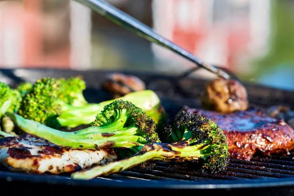 Primer Plano Delicioso Brócoli Carne Cocinando Una Parrilla —  Fotos de Stock