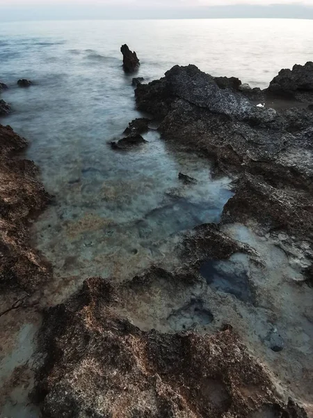 Kamienny Klif Pobliżu Morza — Zdjęcie stockowe