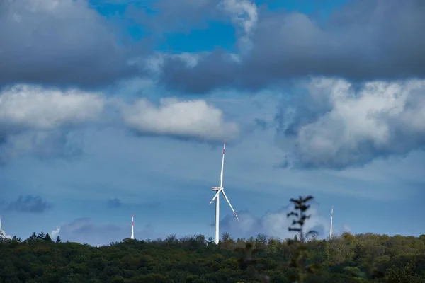 Eine Windmühle Umgeben Von Vegetation Und Einer Schönen Wolkenlandschaft — Stockfoto