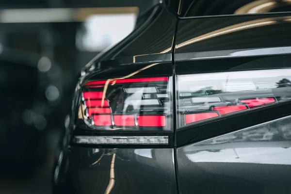 Eine Nahaufnahme Eines Luxuriösen Schwarz Grauen Autos Rücklicht Auf Einem — Stockfoto