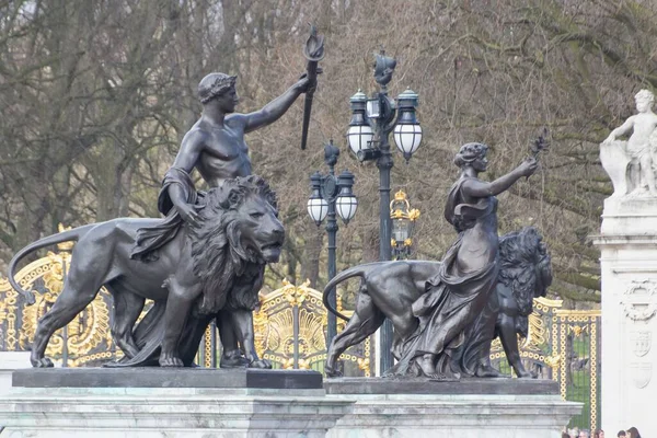 伦敦维多利亚纪念馆 纪念碑中的雕像视图 — 图库照片