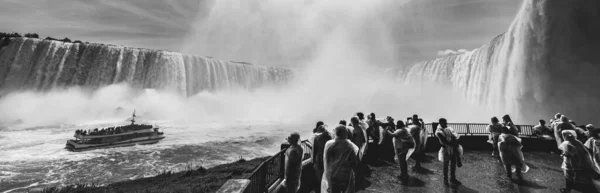 Panoramiczna Skala Szarości Pięknego Wodospadu Niagara Turystami Obserwującymi Rejs Rzece — Zdjęcie stockowe