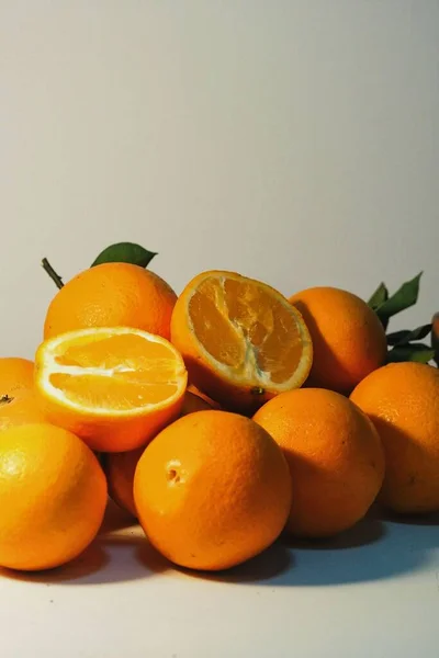 Las Naranjas Frescas Sobre Fondo Gris —  Fotos de Stock