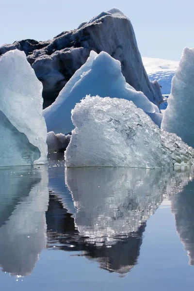 Tiro Vertical Gelo Diferentes Densidades Refletindo Lago Glacial — Fotografia de Stock