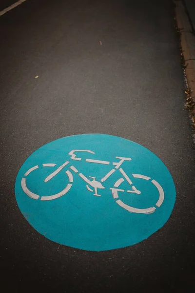 Eine Vertikale Aufnahme Eines Radweges Mit Blauem Kreis Und Weißem — Stockfoto