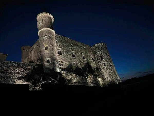 Fotografía Del Paisaje Nocturno Antiguo Castillo Majestuoso Iluminado Lussan Gard — Foto de Stock