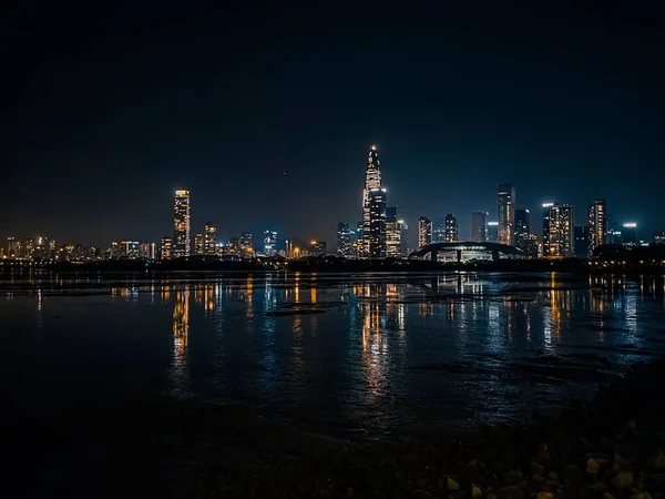 Vacker Utsikt Över Upplysta Byggnader Återspeglas Vattnet Shenzhen Hong Kong — Stockfoto