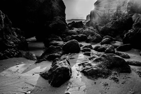 Cliché Niveaux Gris Roches Sur Des Sables Enneigés Sous Des — Photo