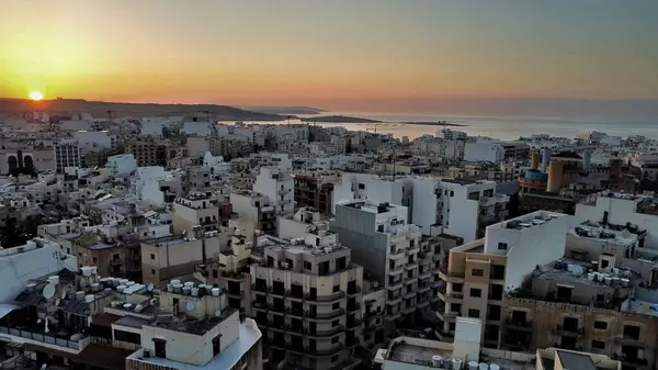 Flygfoto Över Moderna Byggnader Vid Solnedgången Malta — Stockfoto