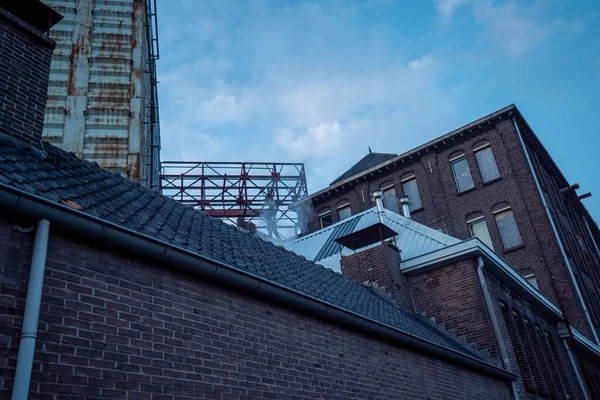 Närbild Vackra Tegelbyggnader Isolerade Blå Himmel Bakgrund Tramkade Den Bosch — Stockfoto