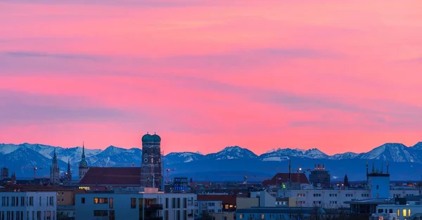 Cielo Rosado Brillante Del Atardecer Sobre Skyline Las Montañas Munich — Foto de Stock