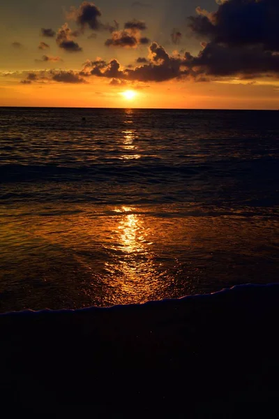 Disparo Vertical Una Puesta Sol Dorada Sobre Una Orilla Del —  Fotos de Stock