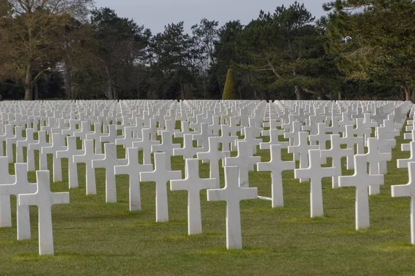 Cementerio Norteamericano Normandía Con Cruces Blancas Memoria Los Soldados Caídos —  Fotos de Stock