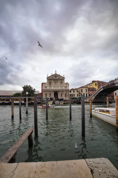 Een Laag Uitzicht Een Modern Gebouw Aan Het Water Venetië — Stockfoto