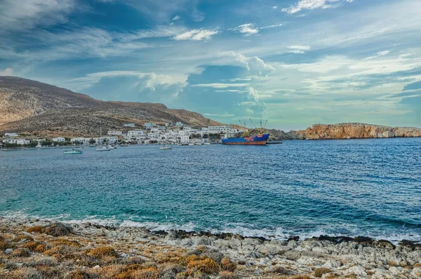 Beautiful View Rocky Beach Folegandros Karavostasi Port Boats White Buildings — Stock Photo, Image