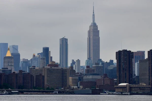 Een Prachtig Uitzicht Gebouwen Manhattan Achtergrond Van Zee Een Zomermiddag — Stockfoto