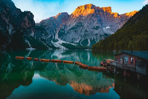Piękne Ujęcie Szeregu Łodzi Jeziorze Lago Braies Górach Włoch — Zdjęcie stockowe