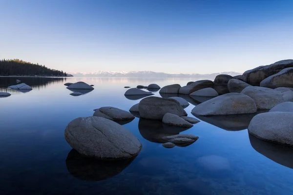 Velké Skály Čisté Jezero Odrazem Oblohy — Stock fotografie