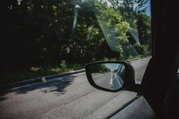 Una Carretera Asfalto Bosques Vista Desde Coche Durante Día — Foto de Stock