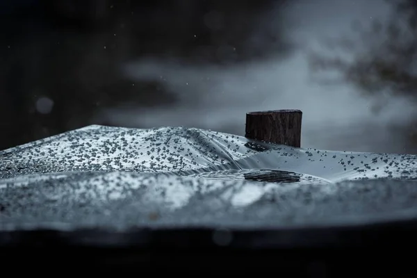 Ένα Όμορφο Κοντινό Φόντο Του Snowdrift Γκρι Και Μαύρο Ουρανό — Φωτογραφία Αρχείου