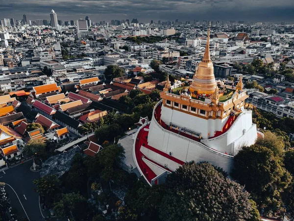 Yoğun Şehir Bangkok Ortasındaki Bir Tepenin Üstünde Antik Bir Tapınak — Stok fotoğraf