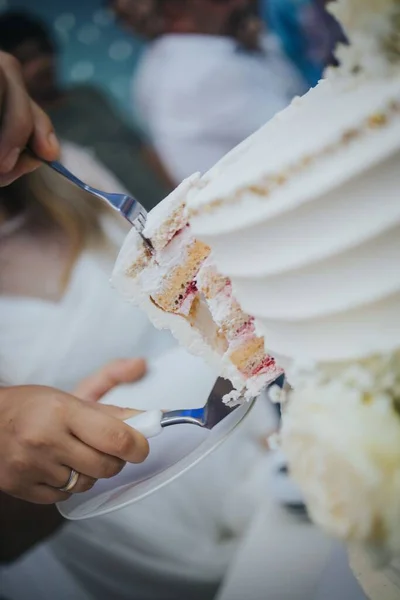 Düğün Pastasından Bir Dilim Alan Çatal Pasta Bıçağının Dikey Yakın — Stok fotoğraf