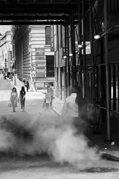 사람들 연기가 지역을 지나고 맨해튼 거리의 — 스톡 사진