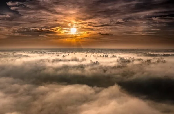 Una Bella Vista Mattutina Nebbiosa Con Nuvole Durante Tramonto Arancione — Foto Stock