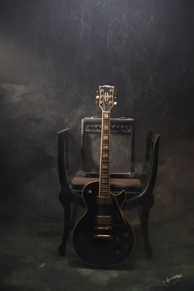 Uma Guitarra Elétrica Preta Uma Cadeira — Fotografia de Stock