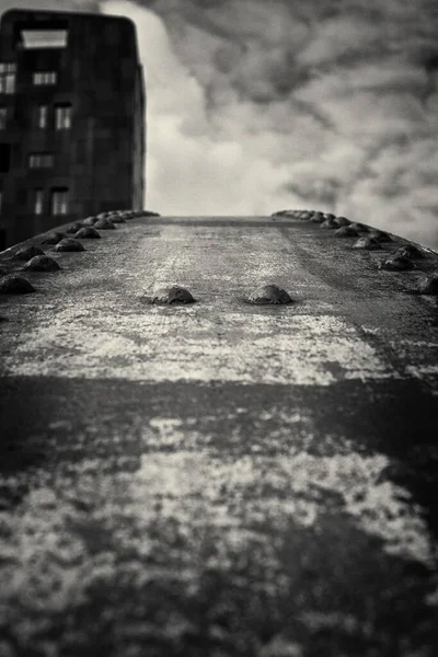 Egy Szürke Felvétel Egy Rozsdás Öreg Kerítésről Egy Lakóházzal Homályos — Stock Fotó