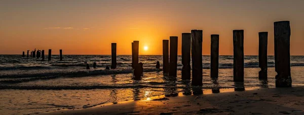 Panoramic View Sunset Ocean Wooden Wave Breakers Water Shore — Stock Photo, Image