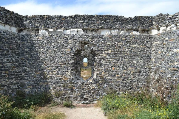 イギリスのブロードステアにある海王星の塔の歴史的ランドマークの石壁に楕円形の開口部 — ストック写真