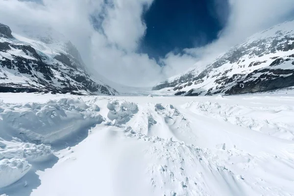 Ett Landskap Med Kalla Snöiga Berg — Stockfoto