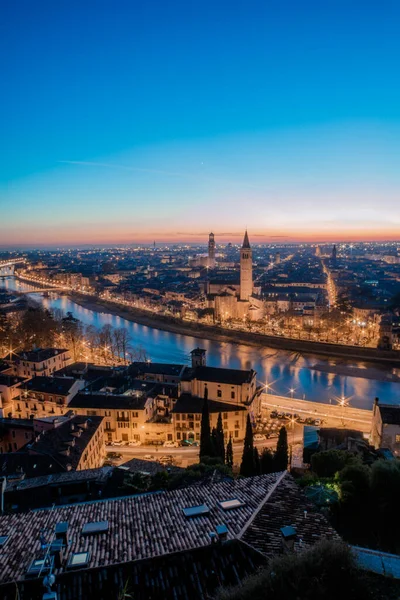 Een Verticaal Zicht Vanuit Lucht Verlichte Stad Verona Bij Zonsondergang — Stockfoto