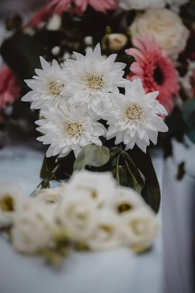 Bir Etkinlikte Beyaz Bir Çiçek Buketinin Dikey Yakın Çekimi — Stok fotoğraf