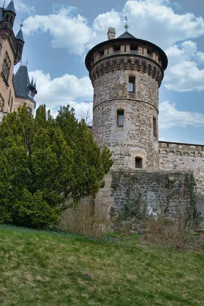 Вертикальный Низкий Угол Башни Замка Вернигермль Мюнхене — стоковое фото